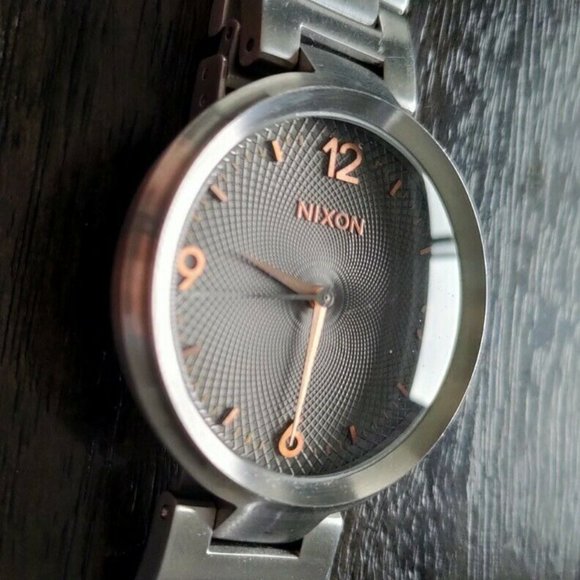 [SOLD] Elegant Silver Gold 40mm Nixon Chameleon Watch 'COLD BLOODED' New Battery - Picture 1 of 7